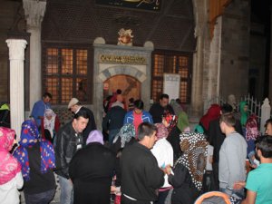 Mevlana M&uuml;zesinde kandil co�kusu