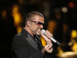 Ünlü şarkıcı George Michael kaza yaptı
