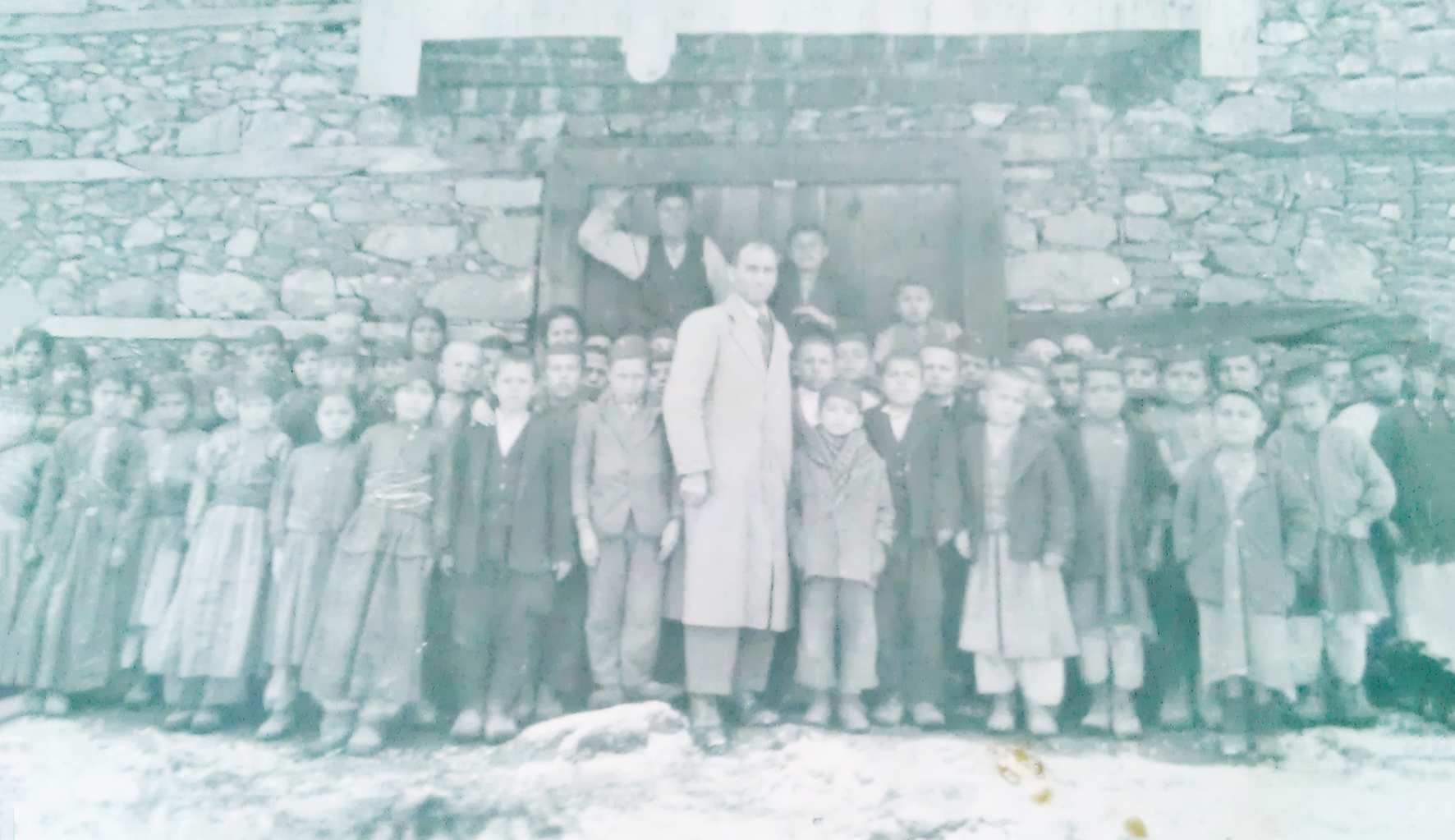1937-de-gaziler-okulu-başlarinda-kep-olan-talebeler.jpg 1937-de-gaziler-okulu-başlarinda-kep-olan-talebeler.jpg