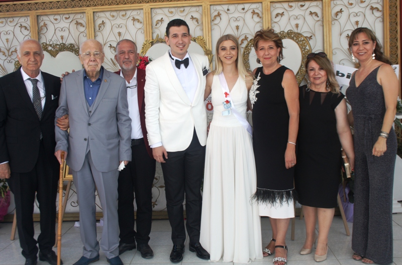 gelin-ve-damat-aileleriyle-birlikte.jpg
