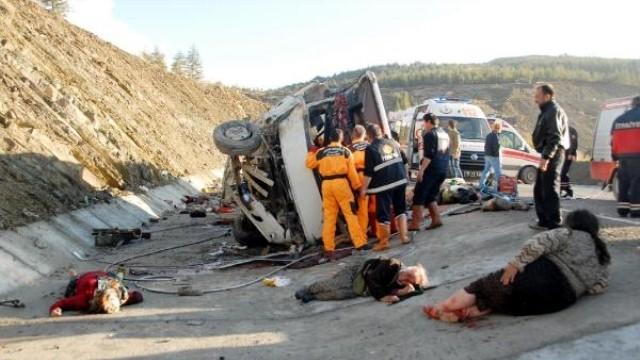 isparta-da-katliam-gibi-kaza-16-olu-29-yarali-6644140_x_o.jpg