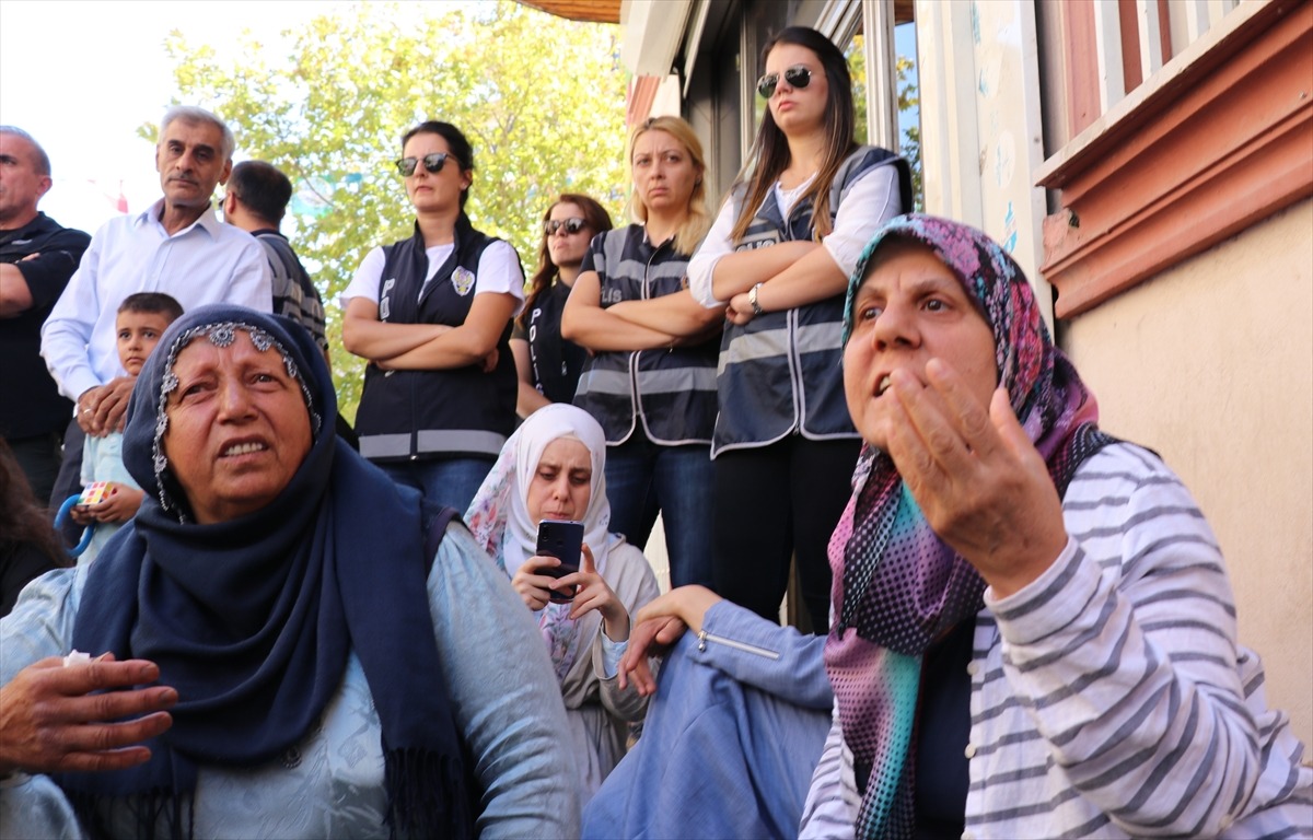 kadin-gazetecilerden-diyarbakirdaki-annelere-destek_cea8526.jpg