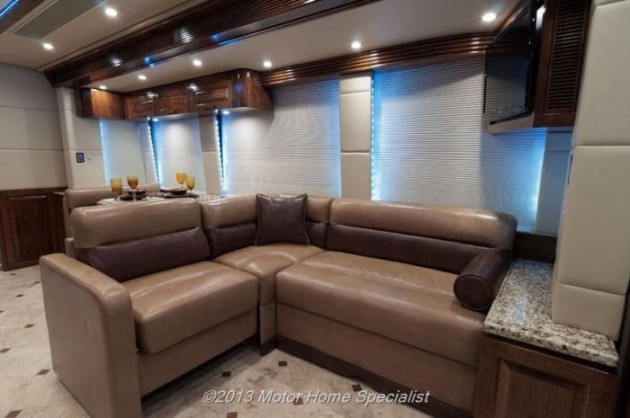 luxury-motorhome-0913763702.jpg