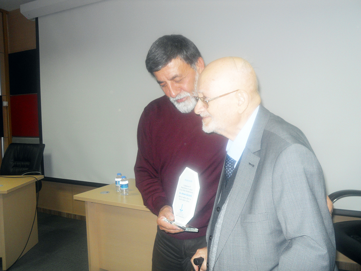 şükran-gecesinde-plaket-verimi.jpg şükran-gecesinde-plaket-verimi.jpg