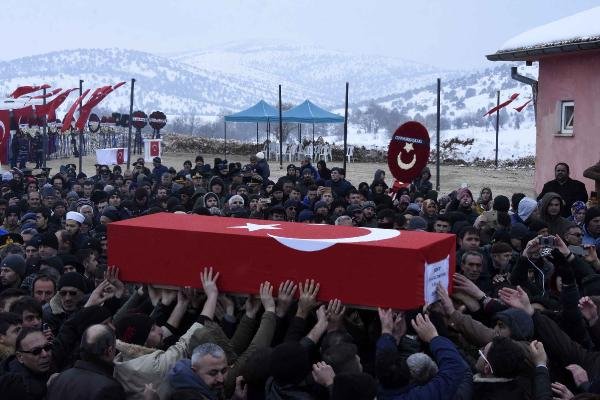 sehit-sozlesmeli-er-altinayak-son-yolculuguna-ugurlandi-001.jpg